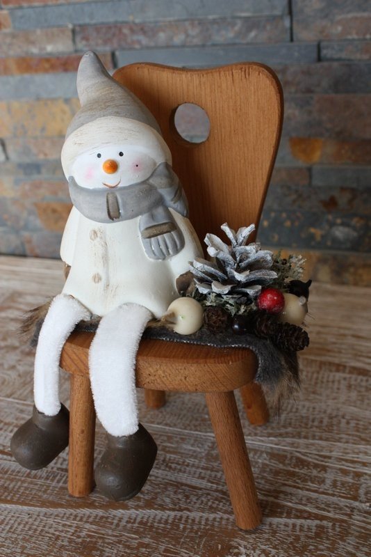 Le bonhomme de neige sur sa chaise