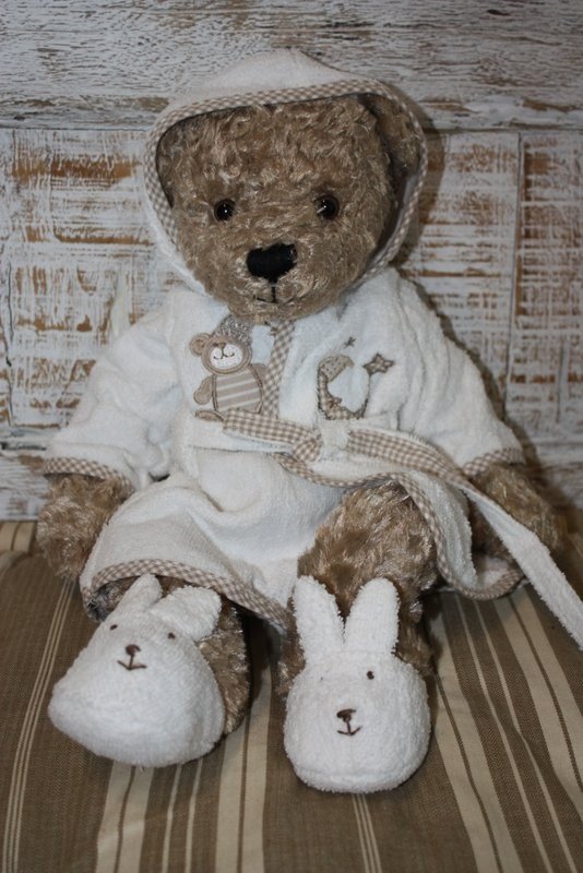 Peluche – Petit ours avec son peignoir blanc et ses chaussons lapins blancs