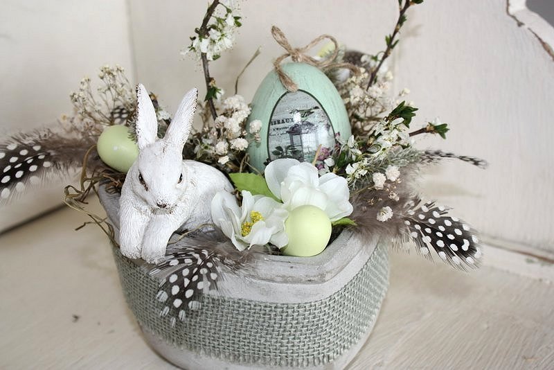 Décoration de Pâques – Le petit lapin dans son jardin de Pâques