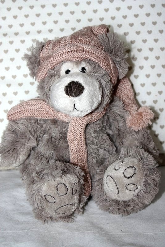 Peluche – Petit ours gris avec son bonnet et son écharpe roses