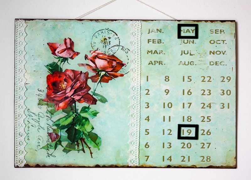 Calendrier perpétuel romantique en métal – Bouquet de roses et son petit papillon