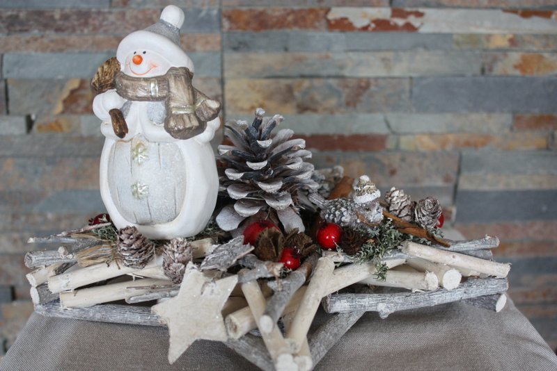 Arrangement de Noël – Le bonhomme de neige et l’oiseau sur l’étoile