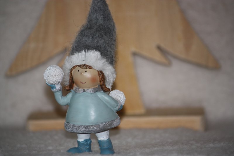 Personnage de Noël – La petite fille et ses boules de neige