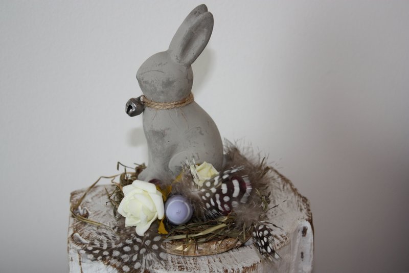 Décoration de Pâques – Le petit lapin de Pâques dans le petit jardin fleuri