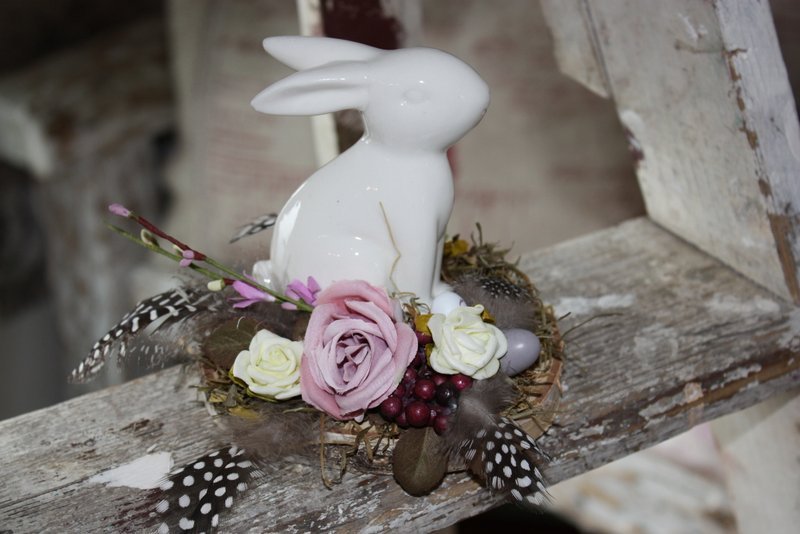 Décoration de Pâques – Le petit lapin blanc de Pâques dans le jardin fleuri