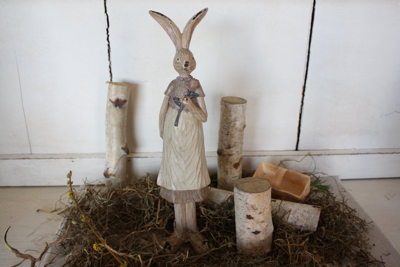 Personnage de Pâques – La lapine de Pâques et sa rose
