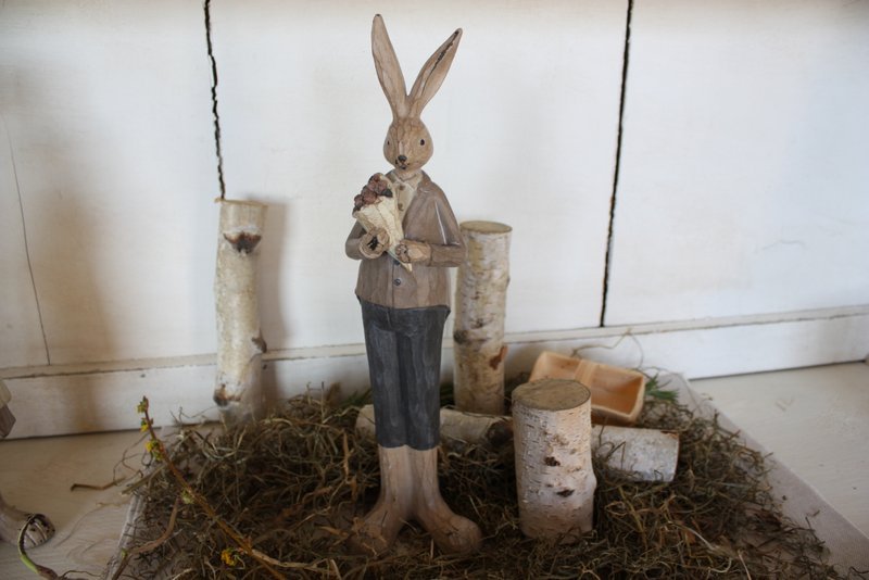 Personnage de Pâques – Le lapin de Pâques et son bouquet de fleurs