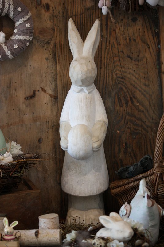 Personnage de Pâques – La lapine de Pâques et son oeuf