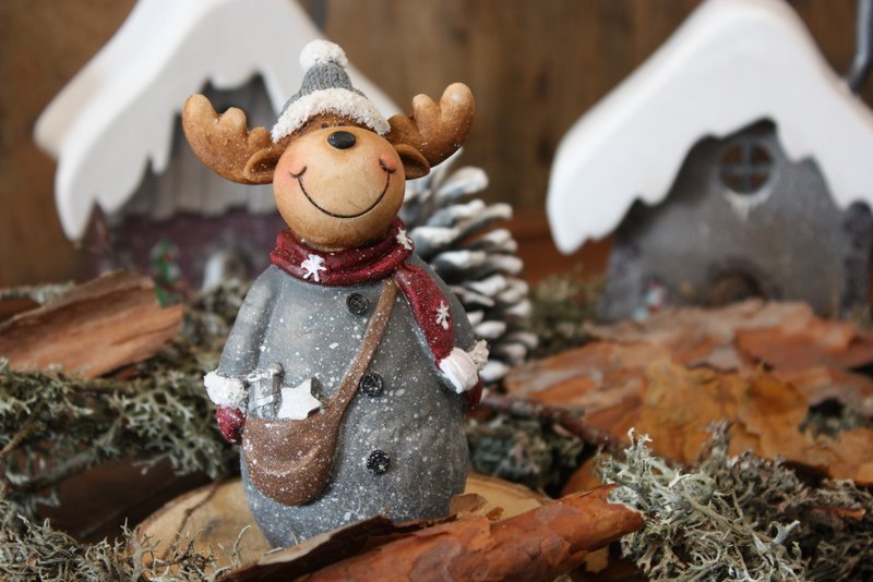 Personnage de Noël – Le renne en Alsace avec ses cadeaux dans sa besace