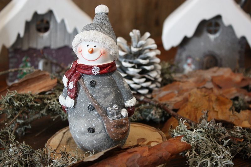 Personnage de Noël – Le bonhomme de neige en Alsace avec ses cadeaux