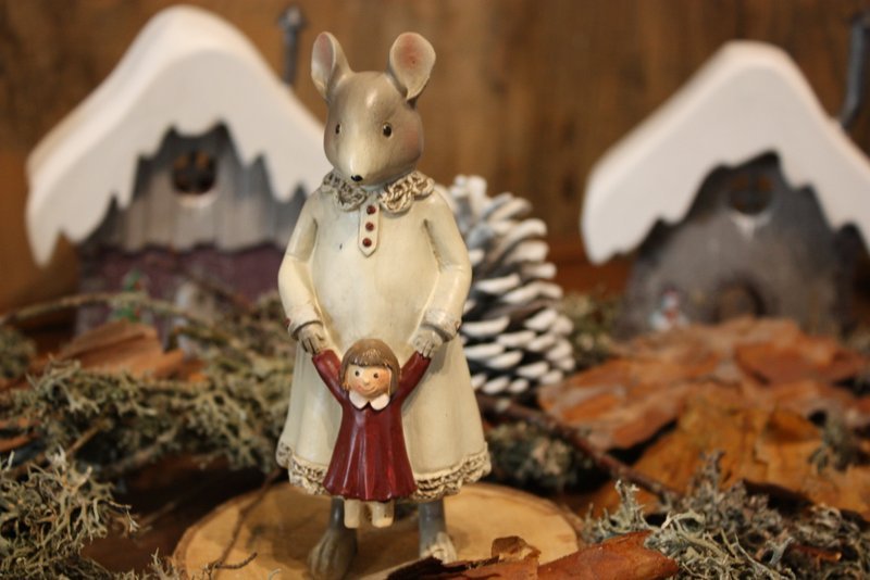 Personnage de Noël – La petite souris avec sa petite poupée