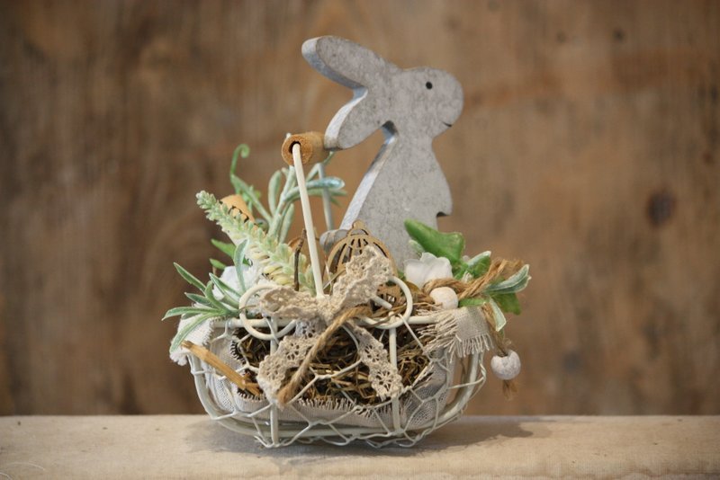 Décoration de Pâques – Mon petit lapin gris de Pâques dans sa corbeille