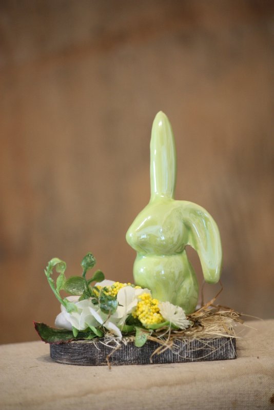 Décoration de Pâques – Le petit lapin de Pâques sur un coeur fleuri