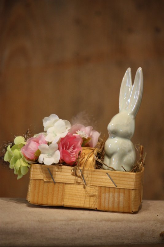 Décoration de Pâques – Le petit lapin de Pâques dans la corbeille du jardin