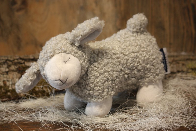 Peluche – Doudou mouton gris en train de dormir