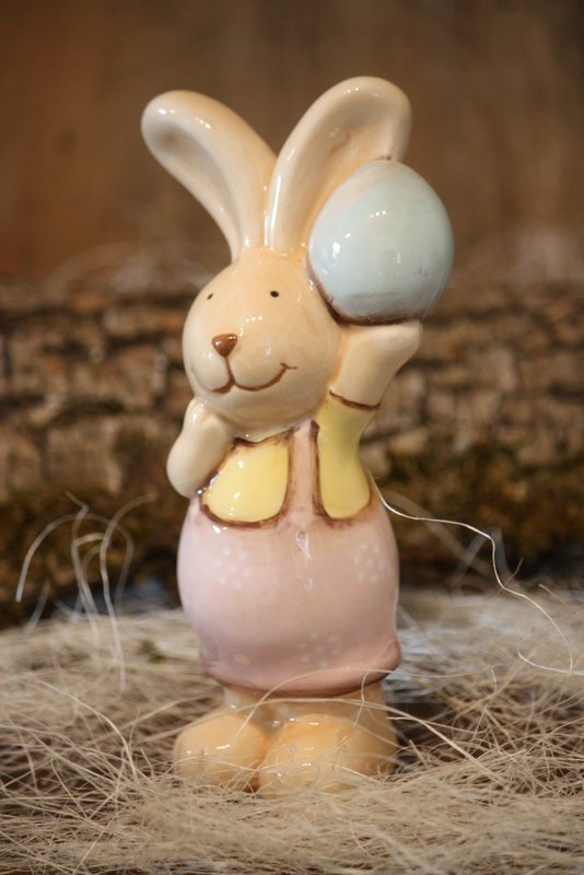 Personnage de Pâques – Le petit lapin et son oeuf bleu