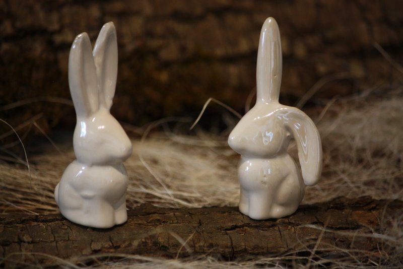 Personnage de Pâques – Le petit lapin blanc assis