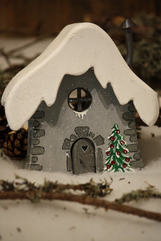 Décoration de Noël – Maison d’hiver grise et son sapin de Noël