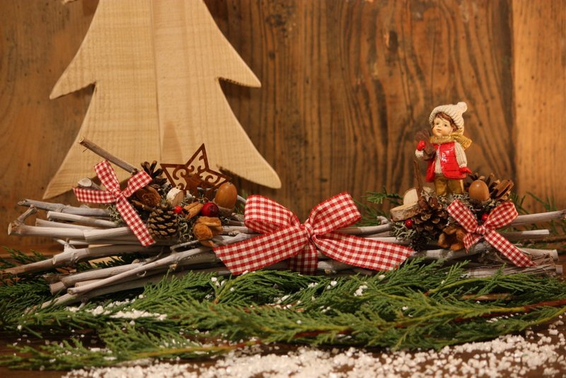 Arrangement de Noël -La promenade en forêt alsacienne du petit garçon au bonnet