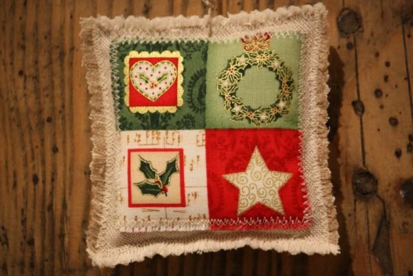 Petit coussin – La couronne de noël et son petit coeur – Image 2