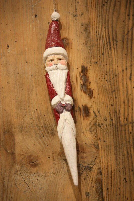 SCULPTURE EN BOIS – Le Père-Noël et son long manteau rouge