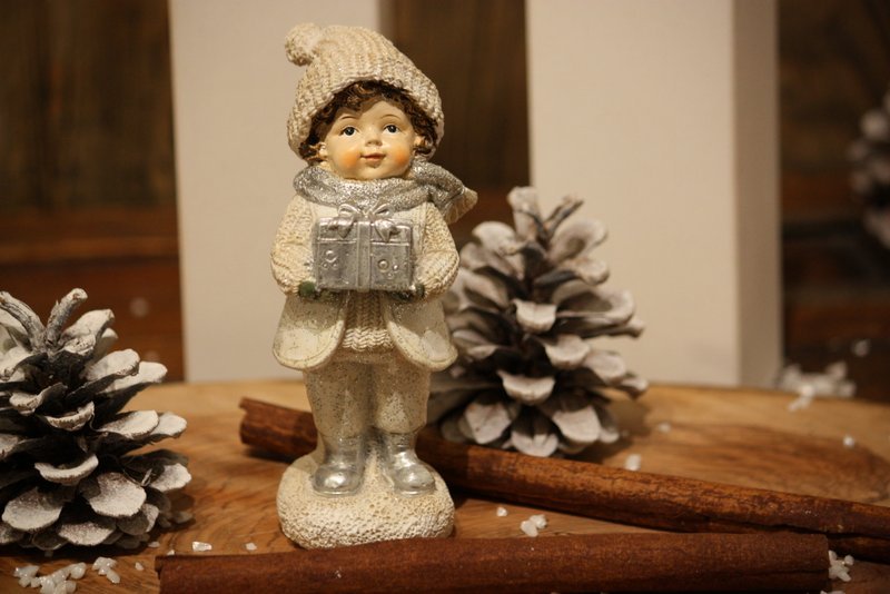 Personnage de Noël – Le petit garçon au bonnet avec son paquet cadeau