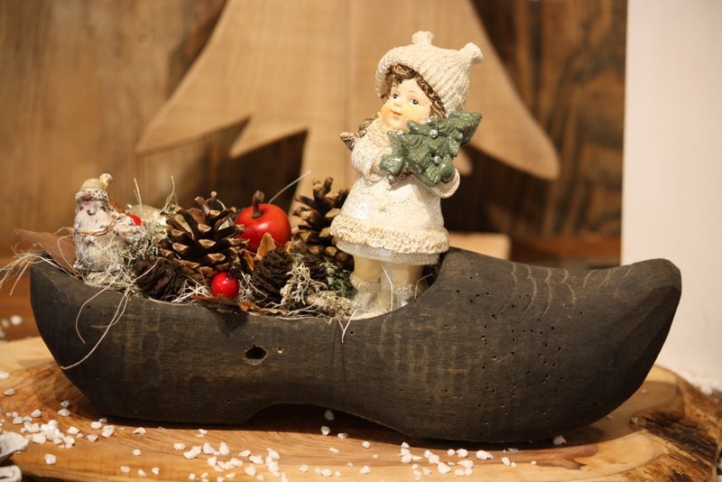 Arrangement de Noël – Le sabot de la petite fille avec son sapin et son oiseau