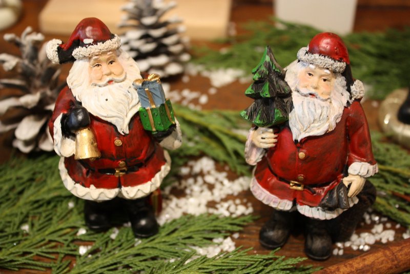 Personnage de Noël – Le Père-Noël au manteau rouge avec sa petite cloche et ses cadeaux