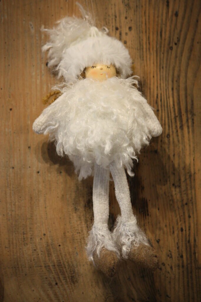 Peluche décorative – La petite fille au bonnet blanc
