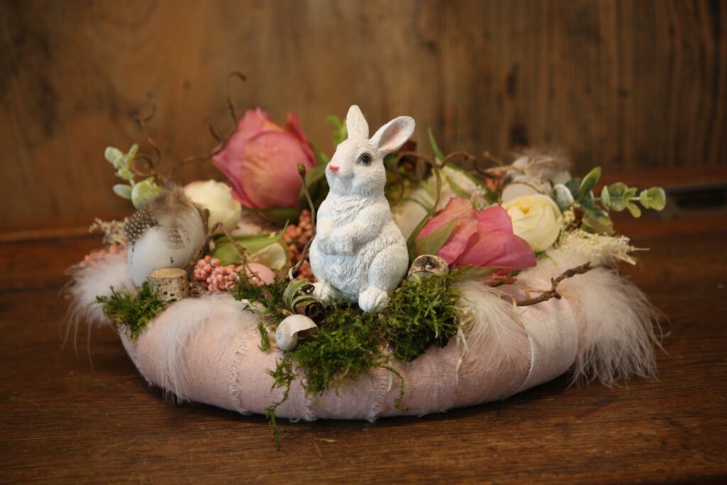 Couronne de Pâques – Le petit lapin blanc dans son jardin
