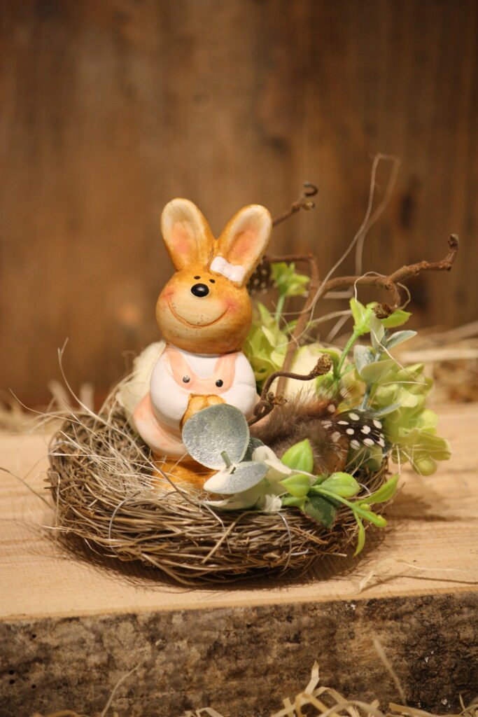 Décoration de Pâques – Une petite lapine au milieu des fleurs