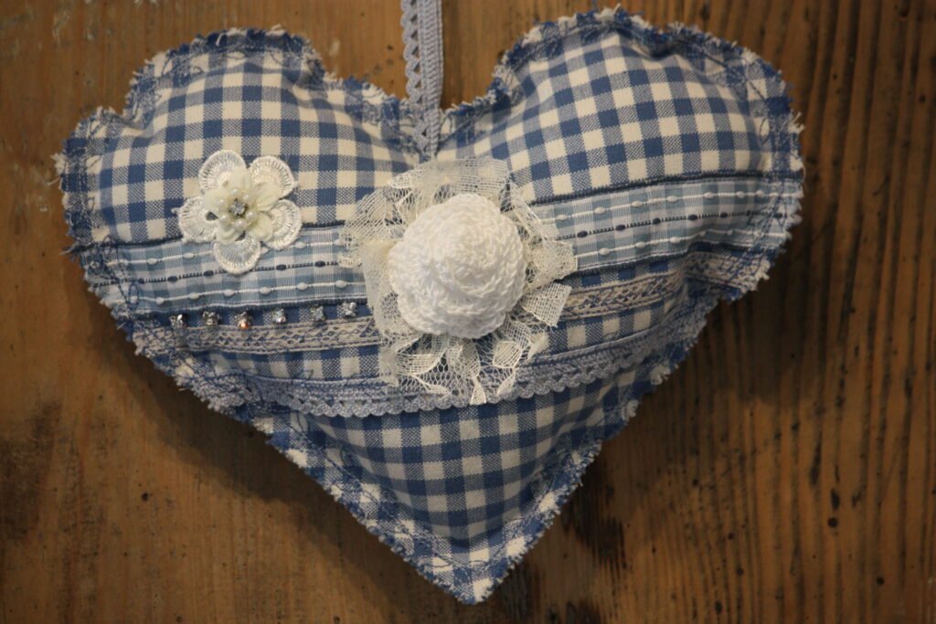 Coeur en tissu – Mon coeur et la petite fleur blanche