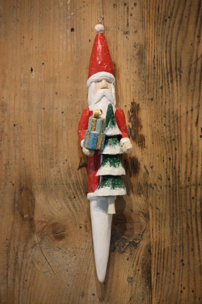 Sculpture en bois – Le Père Noël glaçon avec ses cadeaux