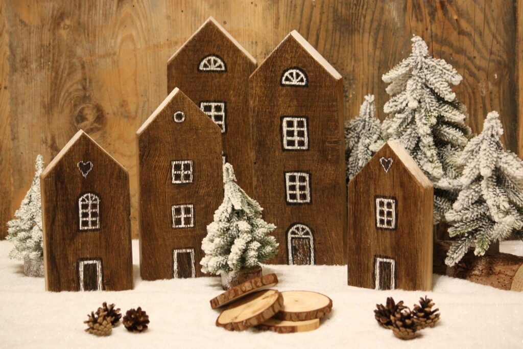 Décoration de Noël – Maison en bois avec petite lucarne coeur