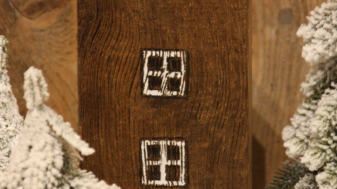 Décoration de Noël - Maison en bois avec petite lucarne coeur - Boiseline