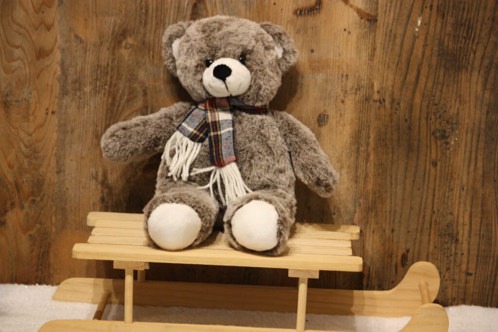 Peluche – Petit ours gris avec son écharpe à carreaux