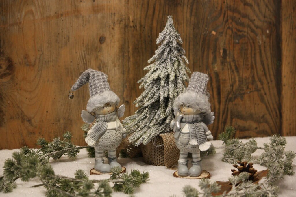 Personnage de Noël – La petite angesse avec son bonnet en laine