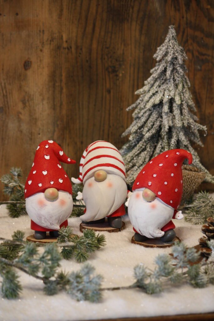 Personnage de Noël – Le lutin Nicky au bonnet rouge à point blanc