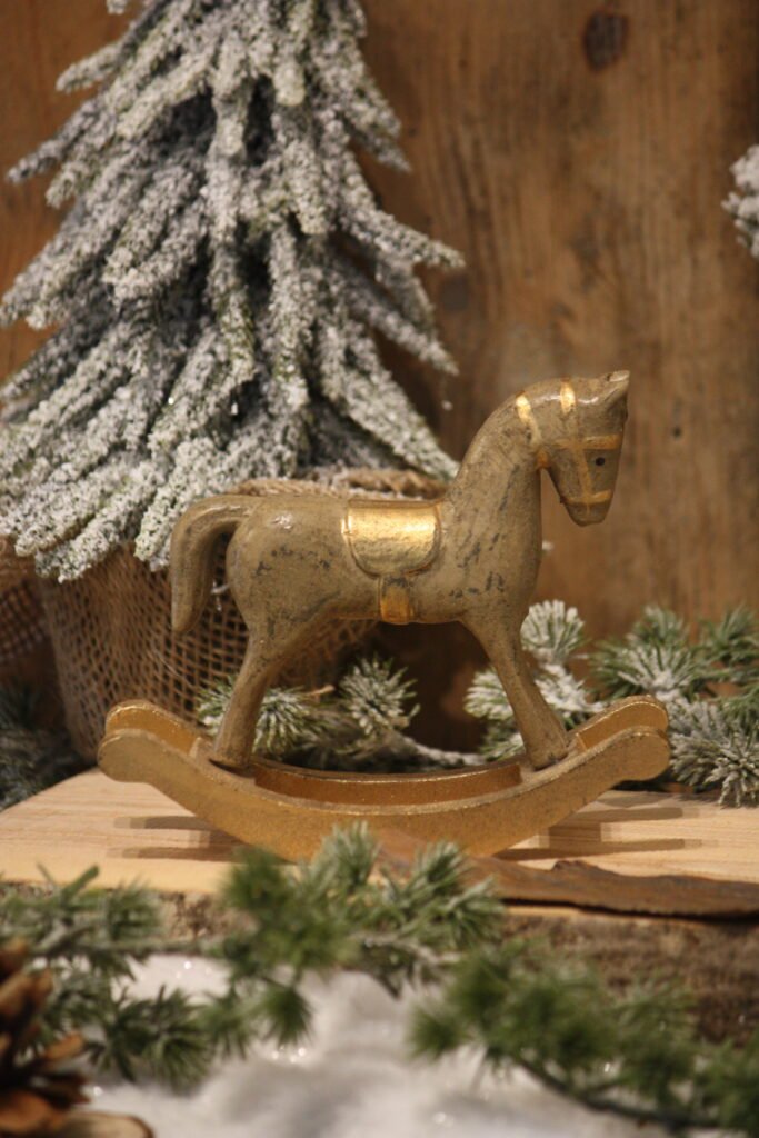 Personnage de Noël – Le petit cheval à bascule vintage brun et or