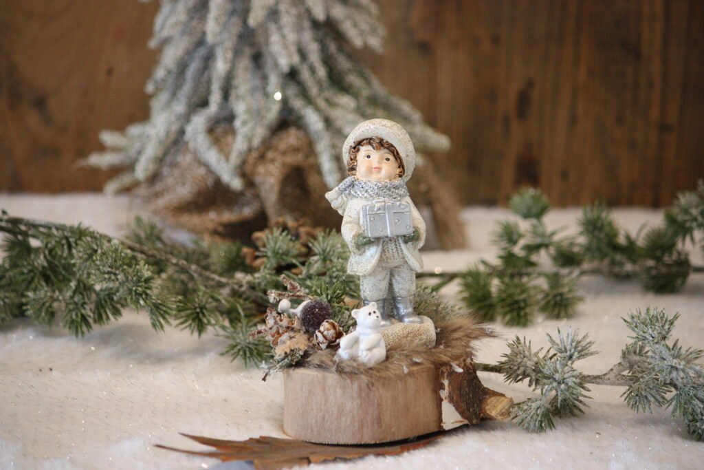 Arrangement de Noël – Le petit garçon avec son cadeau