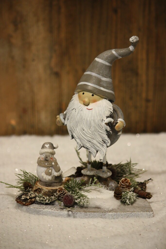 Arrangement de Noël – Le petit oiseau et le lutin avec son sucre d’orge sur un coeur