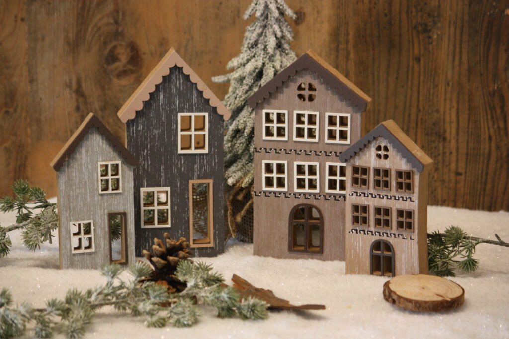 Décoration de Noël – La petite maison en bois aux 6 fenêtres