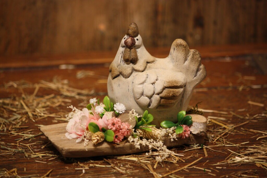 Décoration de Pâques – La petite poule et son jardin fleuri