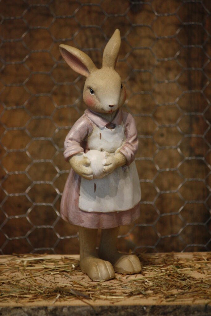 Personnage de Pâques – La lapine et son petit oeuf