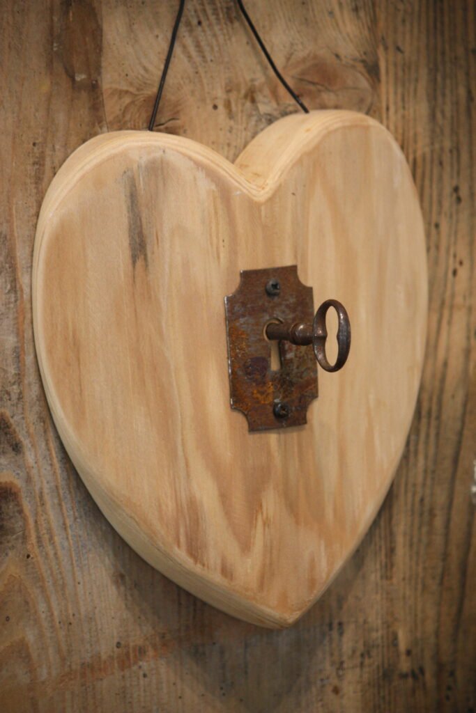 Coeur en bois – La clé du Bonheur