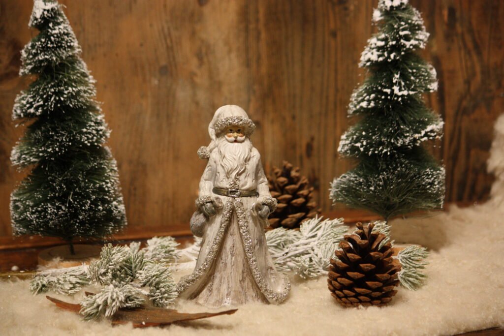Personnage de Noël – Le Père Noël avec son sac et sa canne à sucre