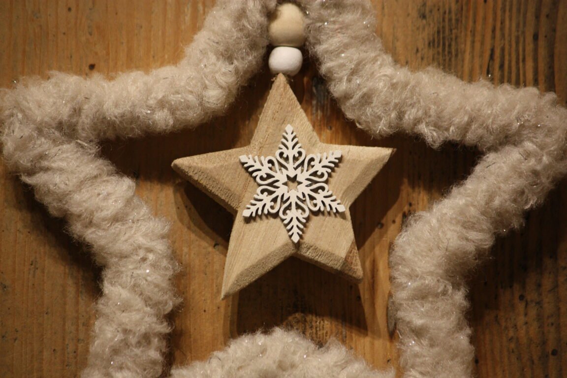 Suspension de noël – L'Etoile beige et sa petite étoile en bois – Image 2