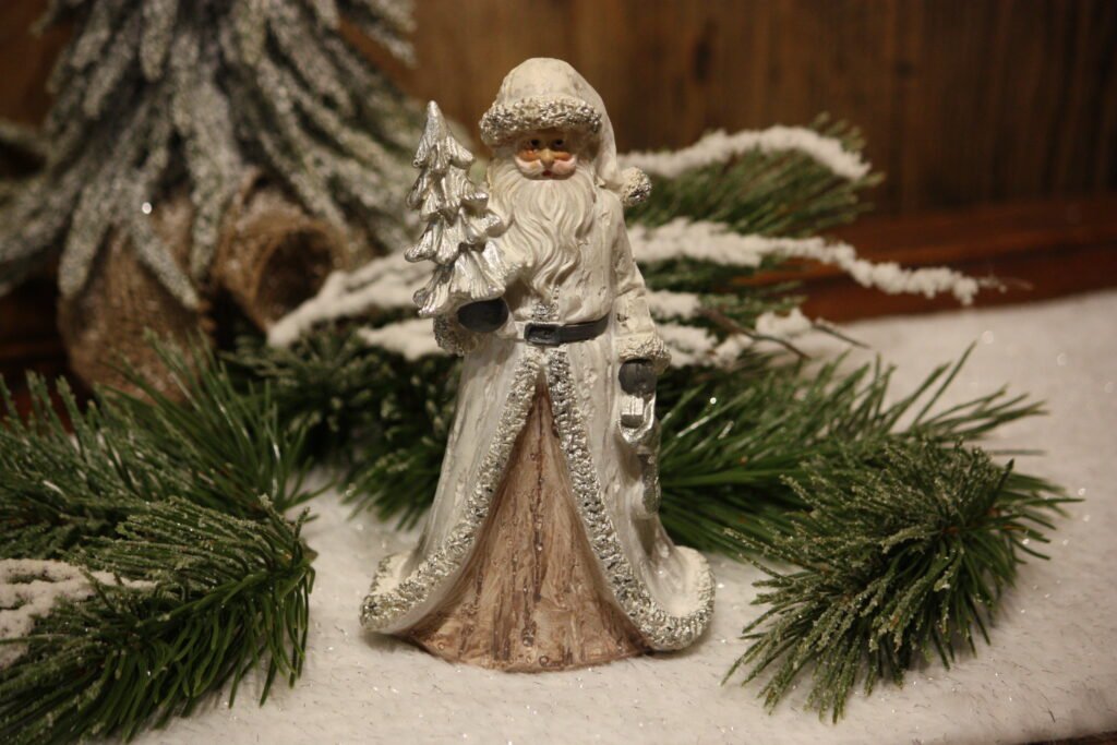 Personnage de Noël – Le Père Noël avec son sapin et une chaussette de noël