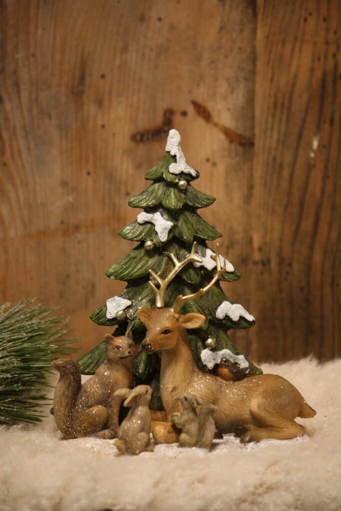Personnage de Noël – Le cerf couché dans la forêt d’hiver