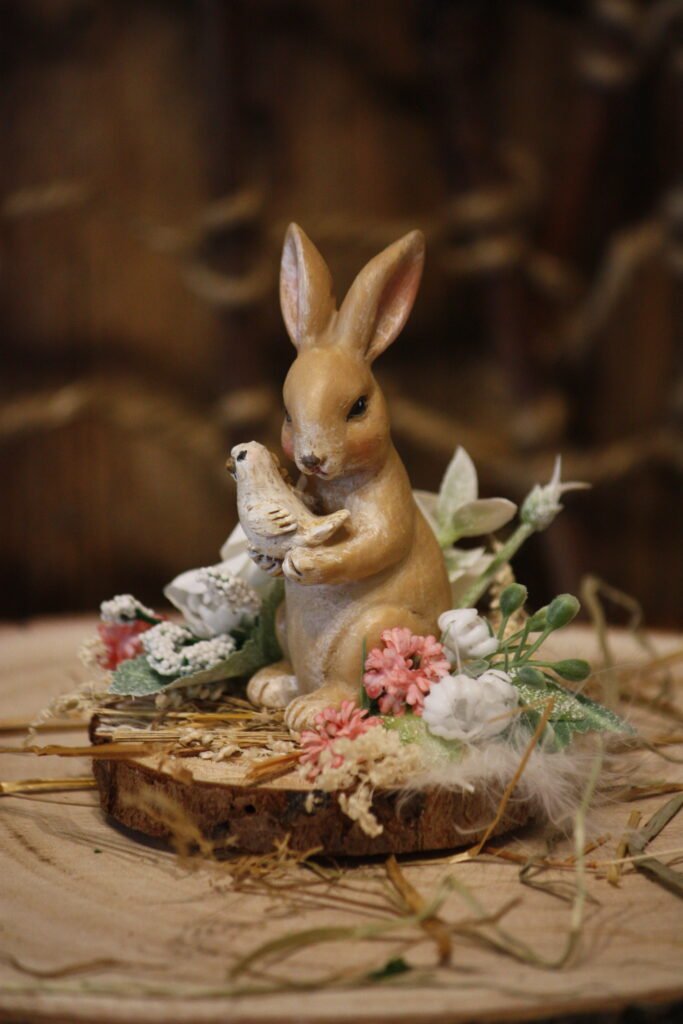 Décoration de Pâques – Le petit lapin de Pâques et son petit oiseau